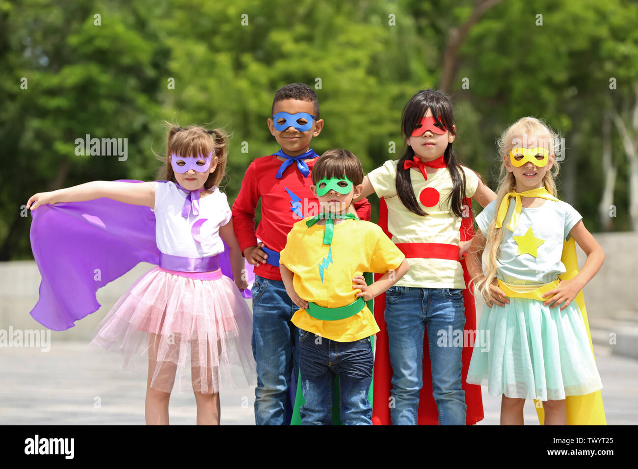 Cute little niños vestidos como superhéroes afuera Fotografía de stock -  Alamy