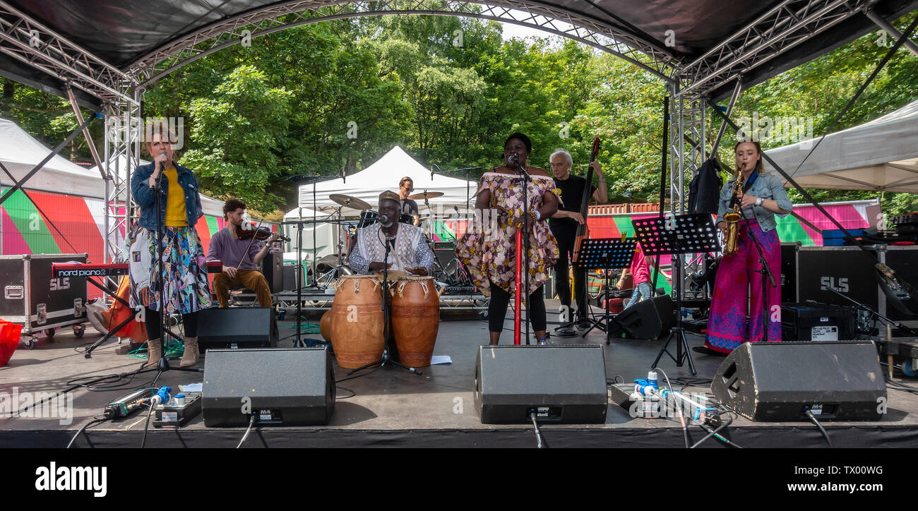 Un grupo de músicos tradicionales de fusión el gaélico escocés y el ghanés, interpretando música en Glasgow Mela 2019, un festival multicultural libre en Kelvin Foto de stock