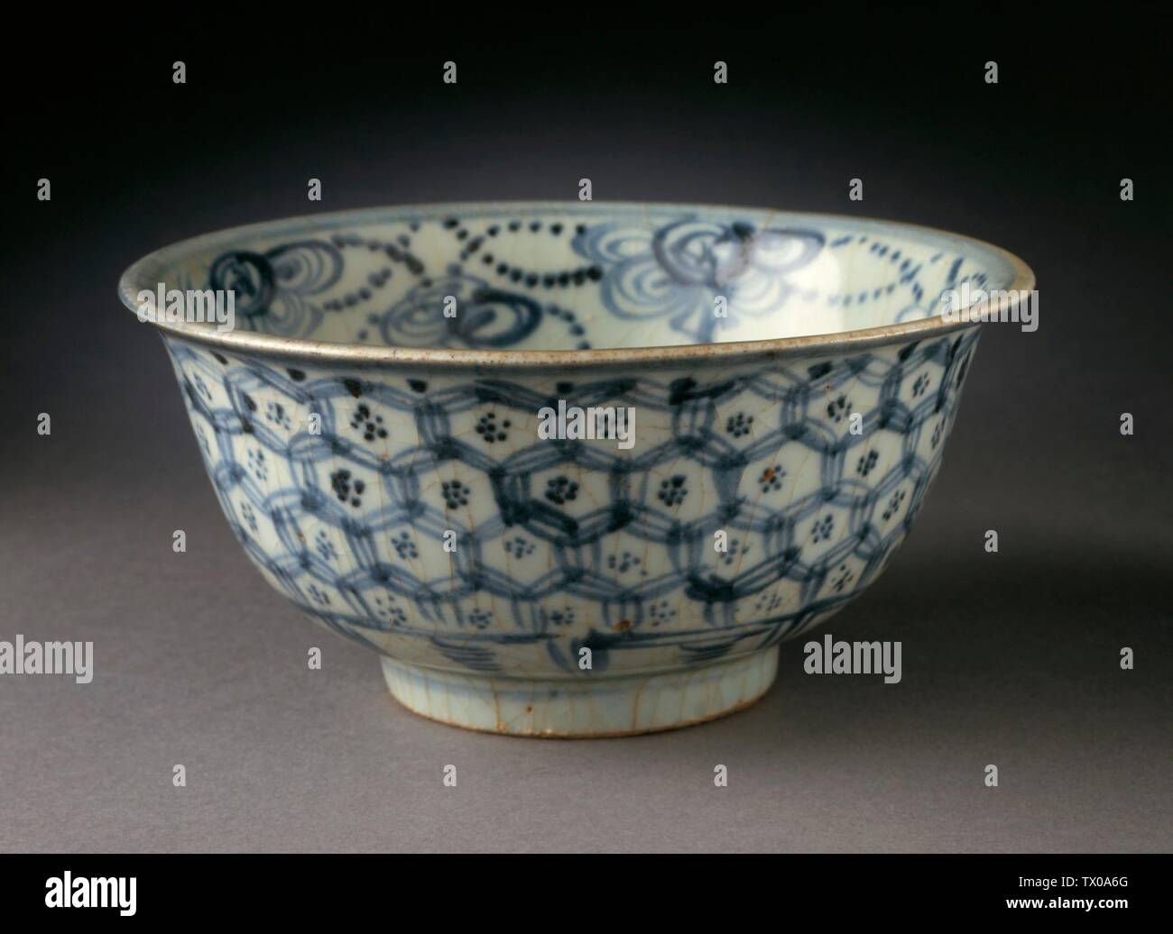 Cuenco (Wan) con flores y Festones; China, provincia de Jiangxi,  Jingdezhen, chino, dinastía Ming tardía, Muebles de finales del siglo  XV-principios del XVI; porcelana de cerámica de ruedas con decoración  pintada de