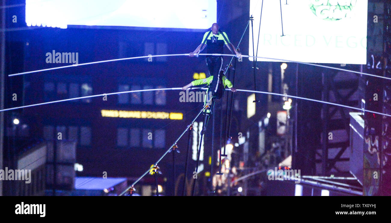 Nik Wallenda Lijana y caminar un alambre alto a través de Times Square, en Nueva York, vivir en ABC con Michael Strahan y Erin Andrews. Foto de stock