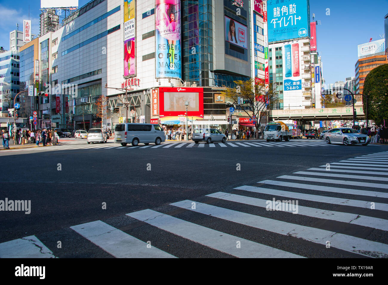 El cruce Shibuya o 'Scramble', como se denomina comúnmente, Tokio más icónicas de la intersección. Vista aérea a la calle con la gente y el tráfico. Foto de stock