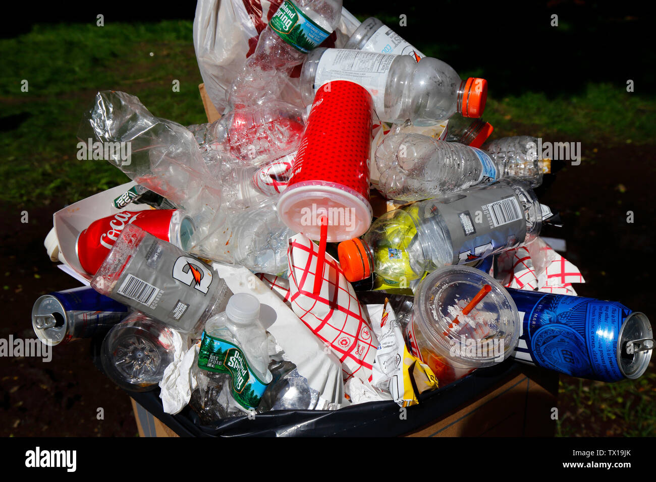 Un contenedor de basura acolchadas con material reciclable y no reciclable  Fotografía de stock - Alamy