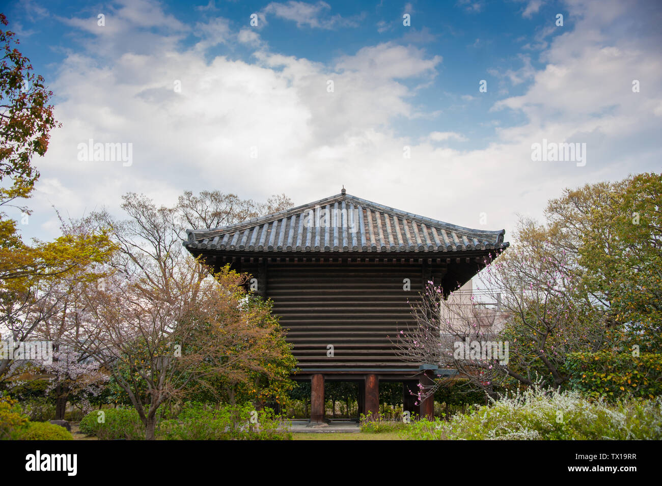 La Casa del Tesoro o Homotsukan Museum en el Santuario Toji, Kyoto. Foto de stock