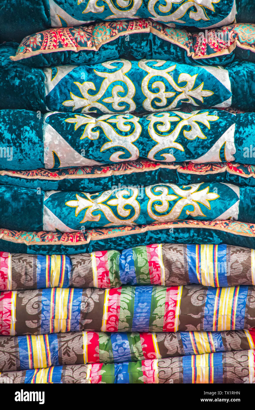 Edredones hechos a mano decorada con patrones nacionales closeup. Mercado. Los viajes. Kirguistán Foto de stock