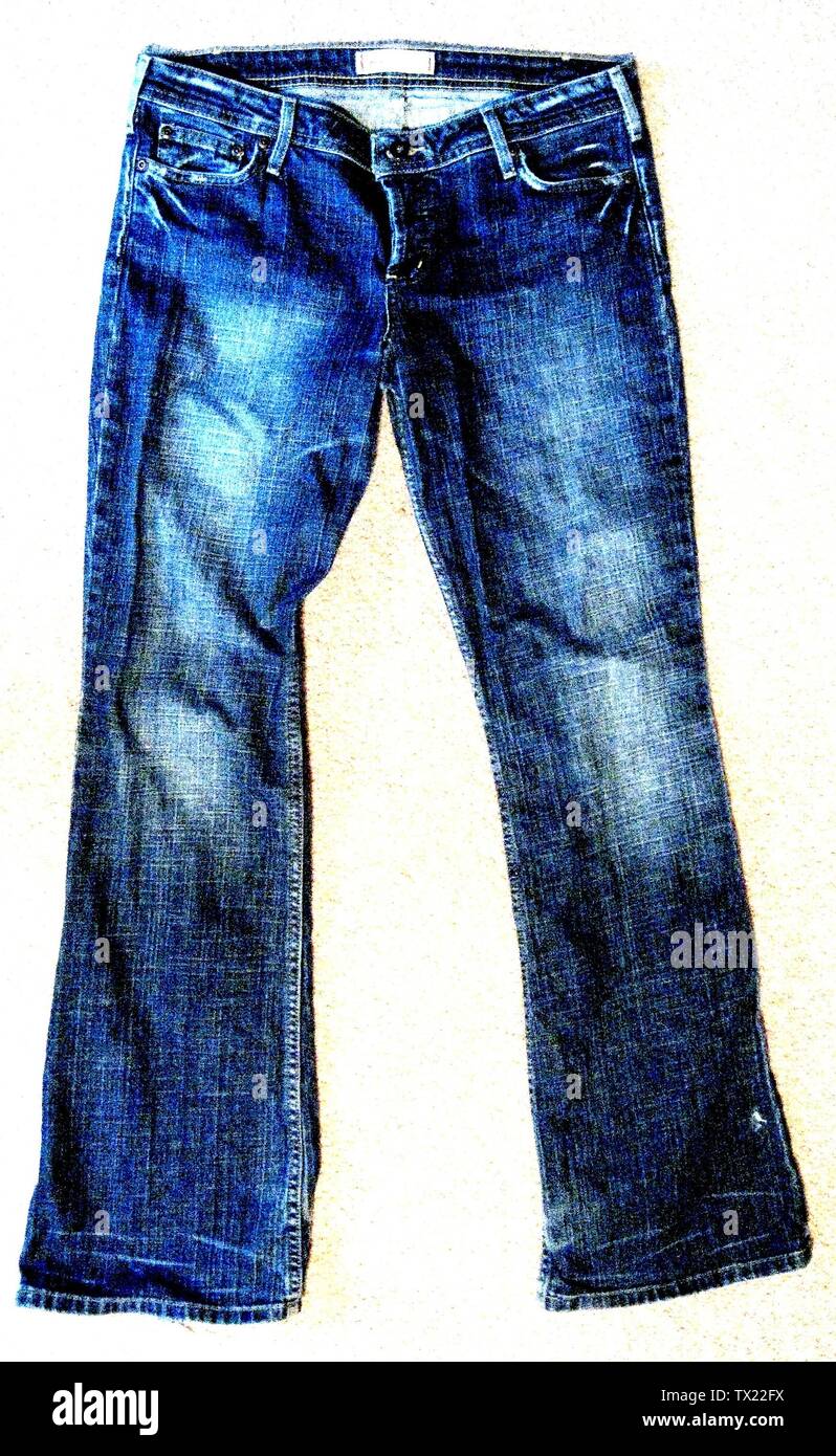 Imagen de un par de jeans con una Canon PowerShot A560 de 7.1 megapíxeles, color recortado y alterado; 15 de octubre de 2008; trabajo Propio; Amanda Isch; Foto de stock