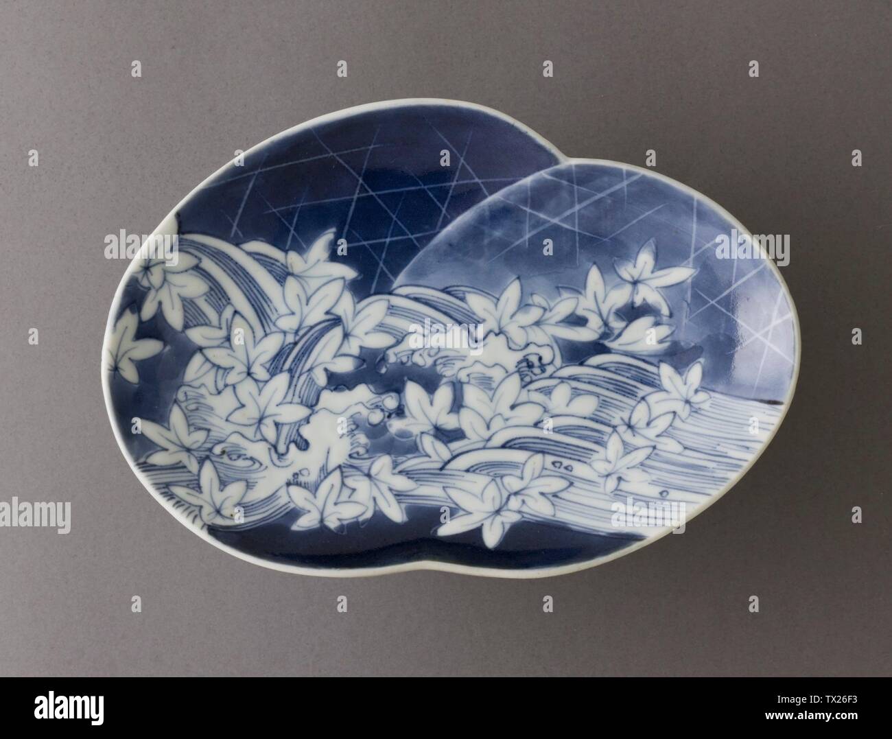 Plato con diseño de río, Coros y Hojas de arce; Japón, Mobiliario de unos 1650s a 1670s; utensilios de cocina Arita; porcelana con azul vidriado 1 1/16 x 6 1/4 x 4 3/8 pulgadas. (2.7 x 15.88 x 11.11 cm) Japanese Art Acquisition Fund (M.147.175) Japanese Art; circa 1650 fecha QS:P571,+1650-00-00T00:00:00Z/9,P1480,Q5727902s-1670s; Foto de stock