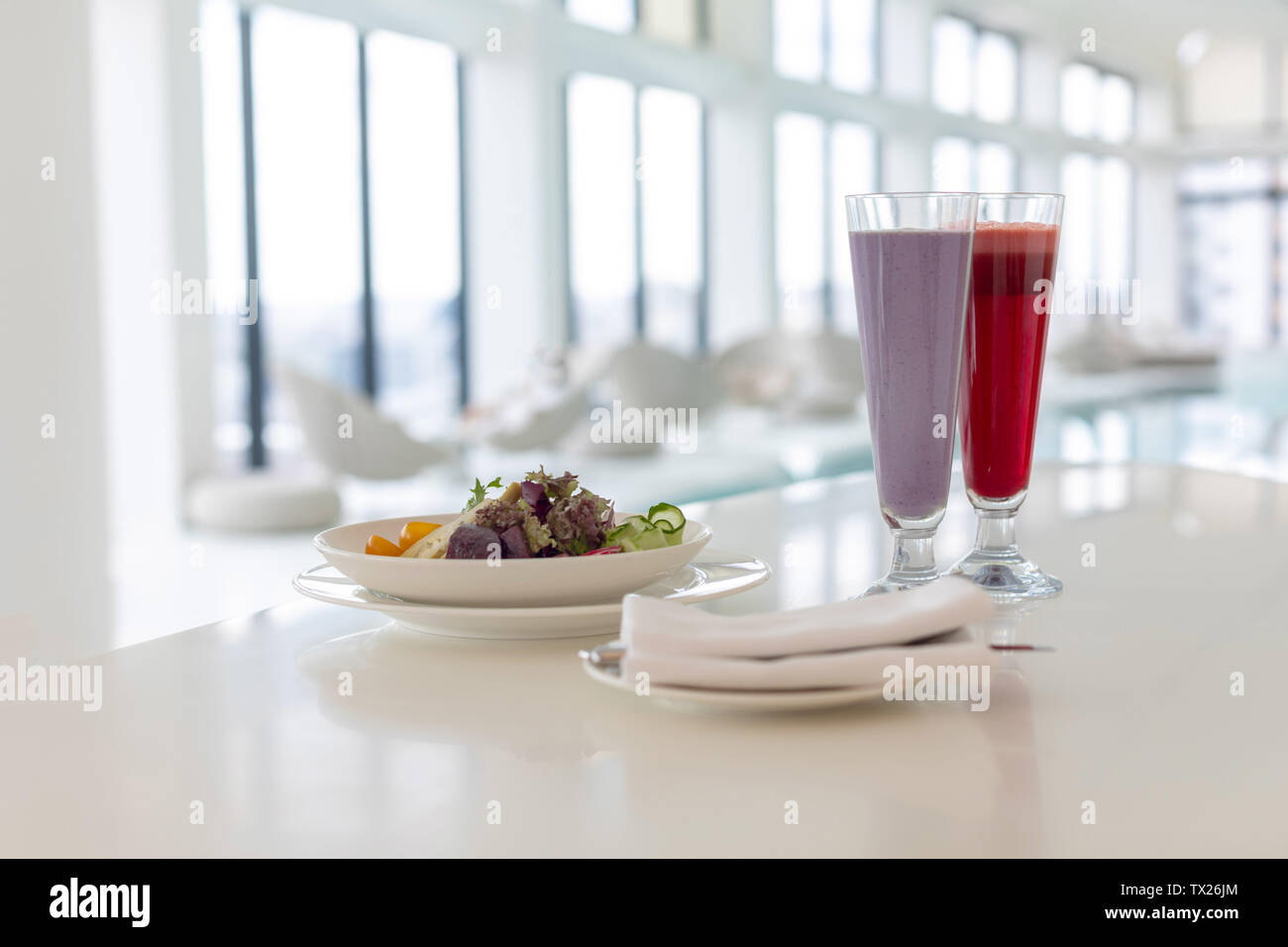 Mesa puesta con comida y bebida en el restaurante de luz Foto de stock