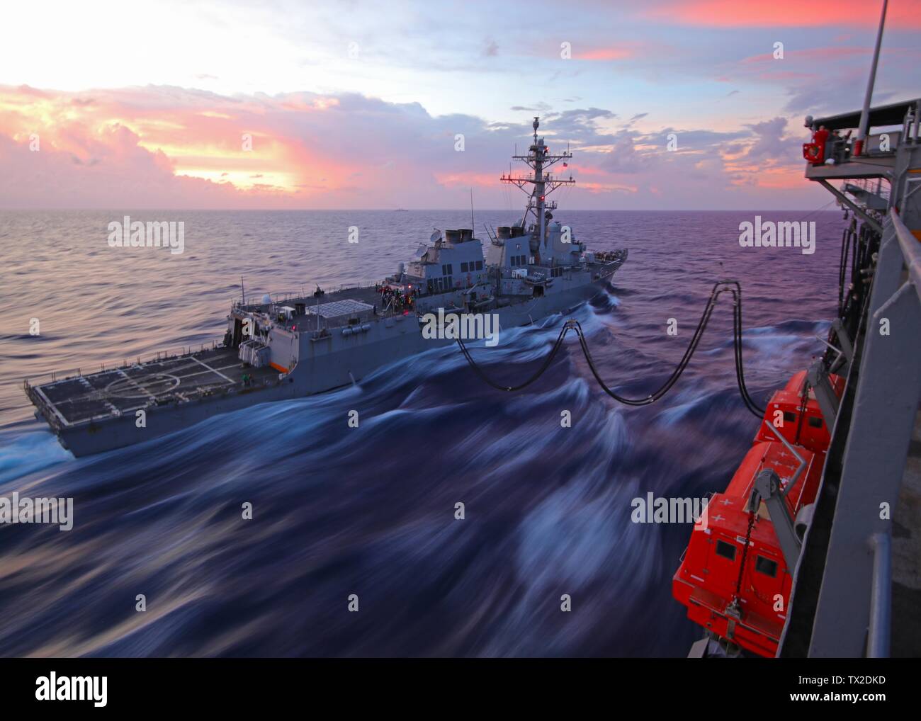 190612-Z-VQ827-1001 Mar de Filipinas (12 de junio de 2019) clase Arleigh Burke de misiles guiados destructor USS McCampbell (DDG 85) toma el combustible junto con el lubricador de reposición de flota USNS John Ericsson (T-AO 194) durante una reposición en el mar. Es McCampbell desplegadas a la séptima Flota de EE.UU. zona de operaciones en apoyo de la seguridad y la estabilidad en la región del Indo-Pacífico. (Foto por Nick Hall) Foto de stock