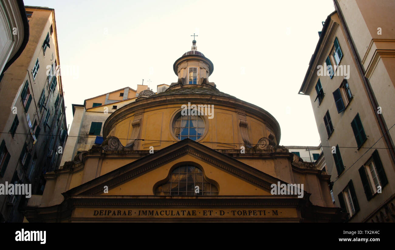 La Iglesia de San Torpete, Piazza di San Giorgio, antiguo foro romano de la ciudad, Génova Foto de stock