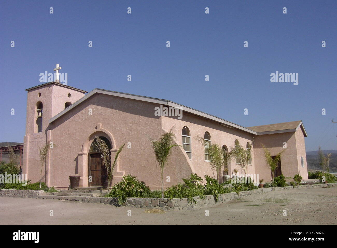 La nueva iglesia estilo avivamiento de la Misión el Descanto, al sur de la actual ciudad de Rosarito, en Baja California, México. Construido en el sitio de la Misión el Descanto (Misión La nueva iglesia estilo avivamiento de la Misión el Descanto, al sur de la actual ciudad de Rosarito, en Baja California, México. Construido en el sitio de la Misión el Descanto (Misión