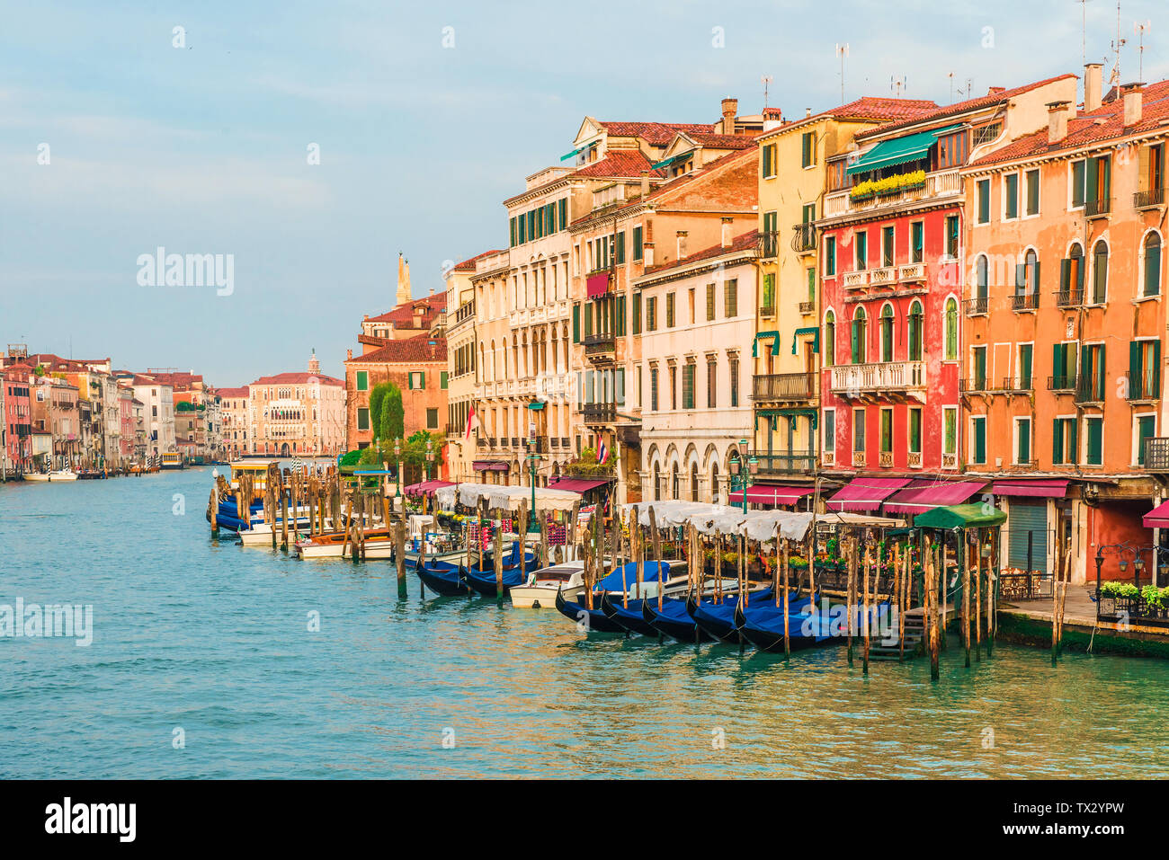 Hermosas vistas del Gran Canal de Venecia, Italia desde el puente de Rialto con góndolas destino turístico durante el amanecer. Foto de stock