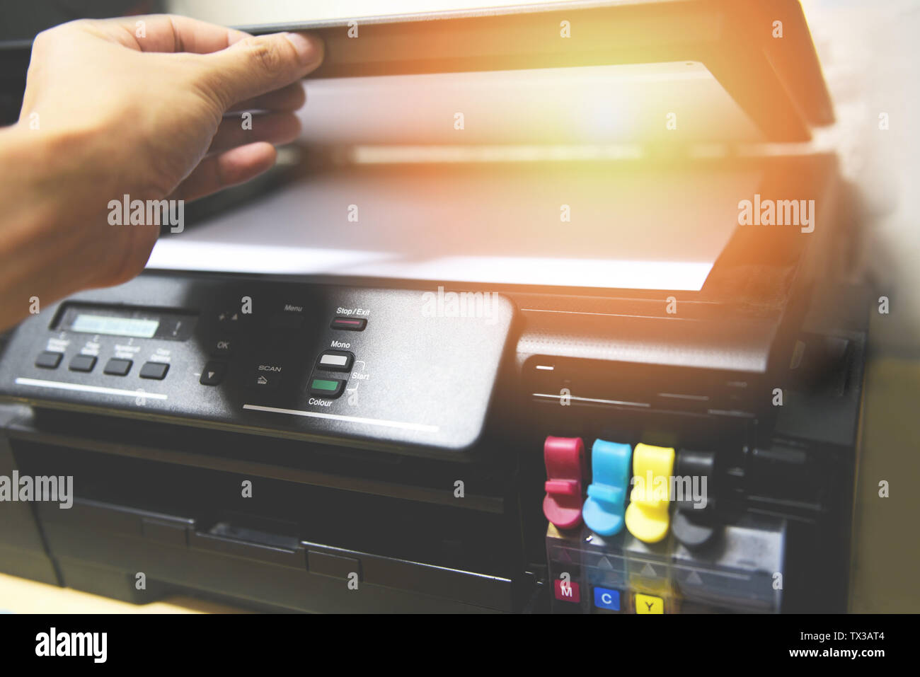 Concepto de copiadora / hombre de negocios la mano abierta el papel en la  impresora de tinta para escáner copy machine suministros en Office  Fotografía de stock - Alamy