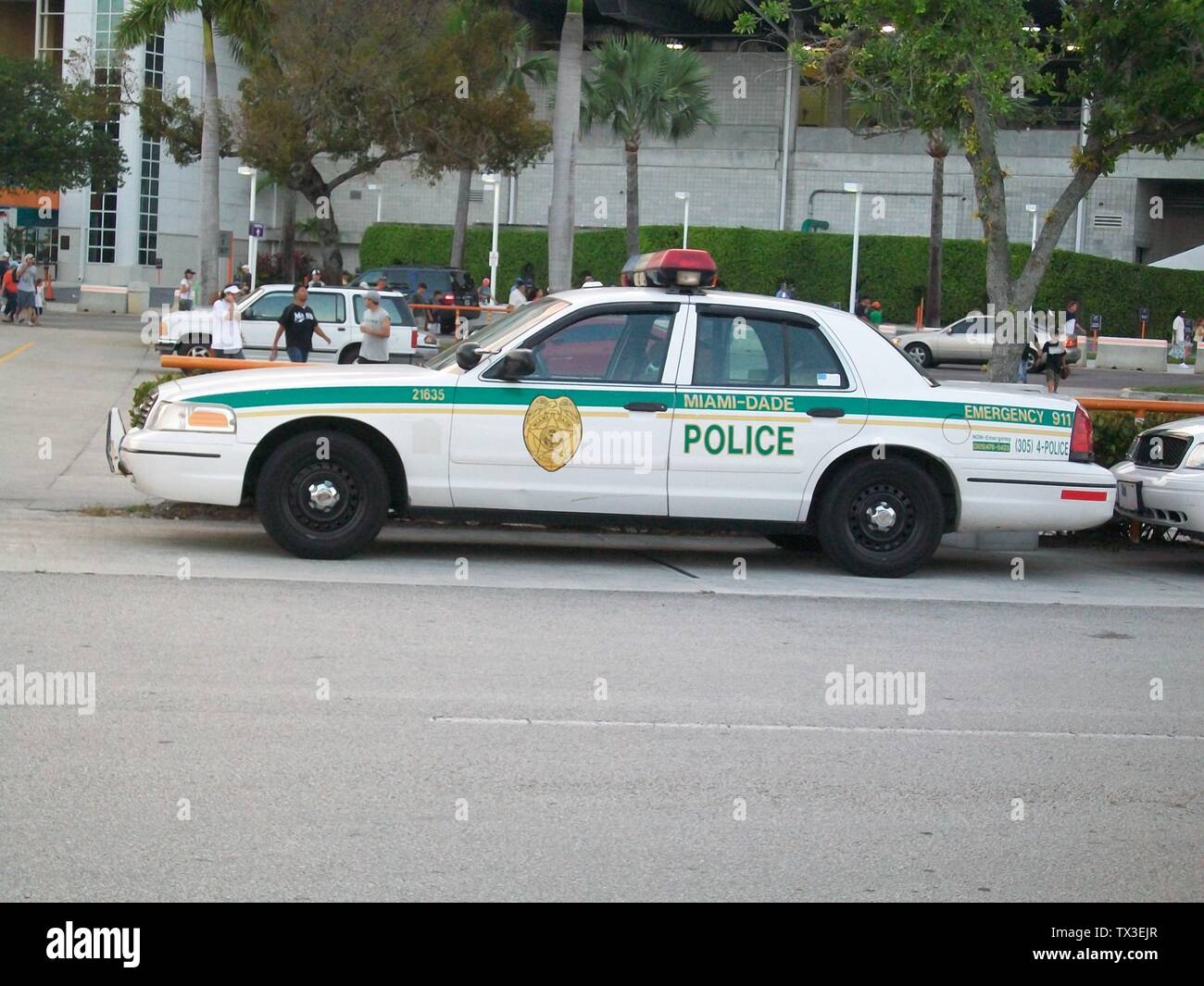 Un crucero del Departamento de Policía de Miami-Dade, un interceptor Ford Crown Victoria, estacionado fuera del Estadio Sun Life. ESPAÃ±ol: Un coche de policÃ­a del Departamento de PolicÃ­a de Miami-Dade, un interceptor Ford Crown Victoria, estacionado fuera del estadio Sun Life; 04/06/2009; obra Propia (texto original: Creé esta obra por mí mismo.); AdamFirst (charla); Foto de stock