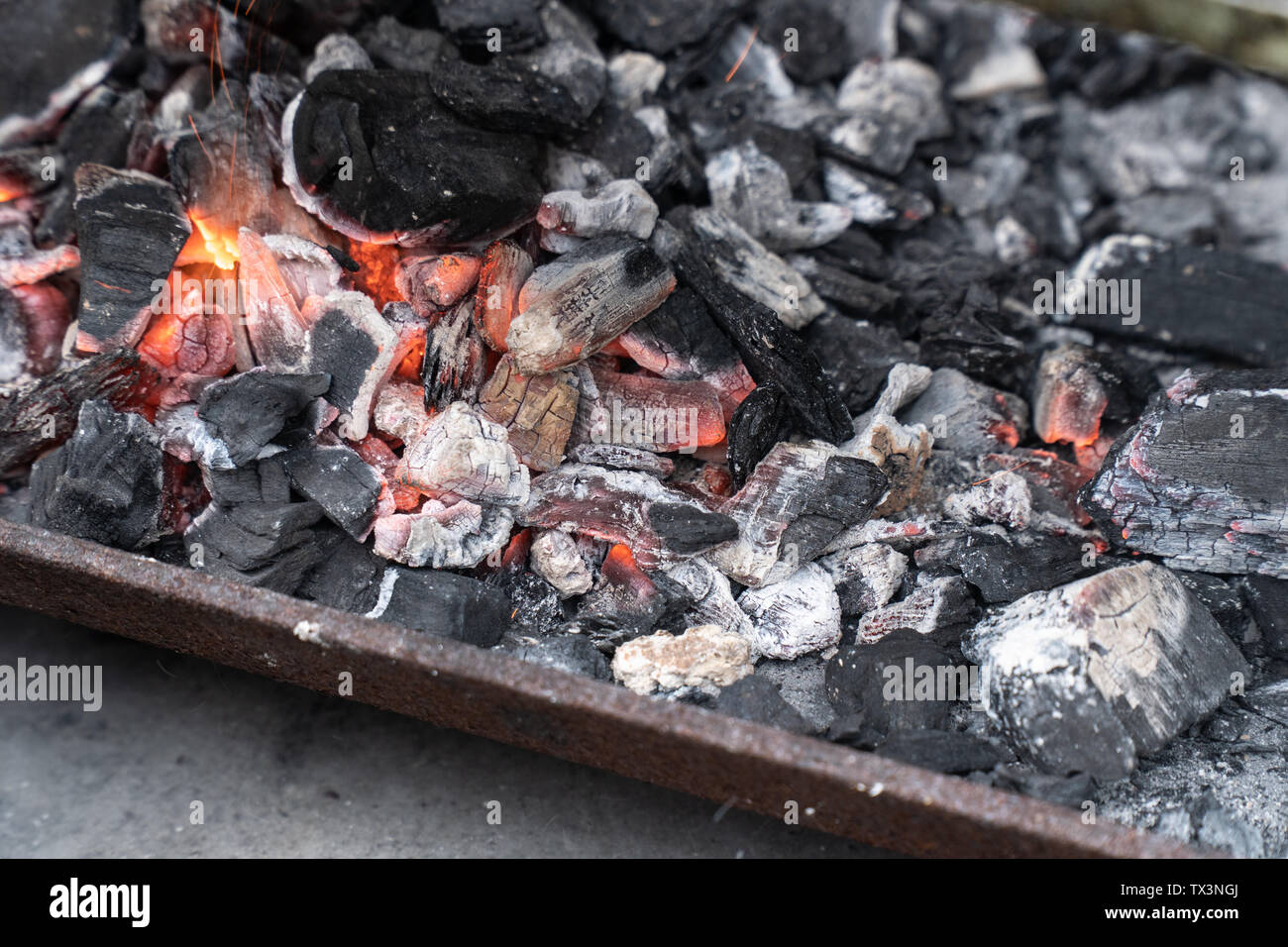 La quema de carbón vegetal listo para la barbacoa. Barbacoa