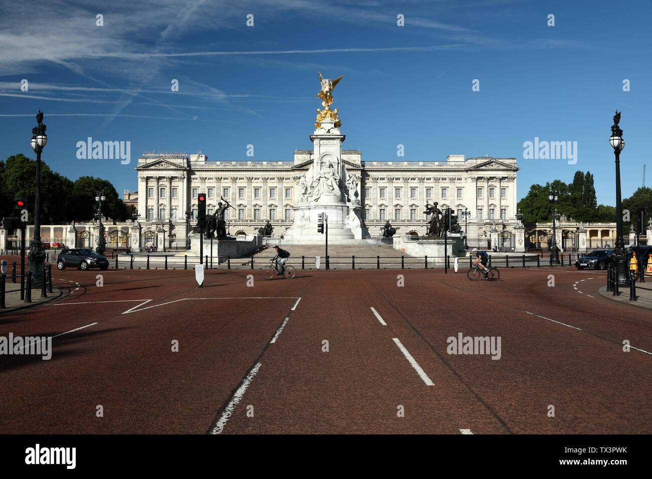 Buckingham Palace es la residencia londinense de la monarca reinante del Reino Unido. Foto de stock