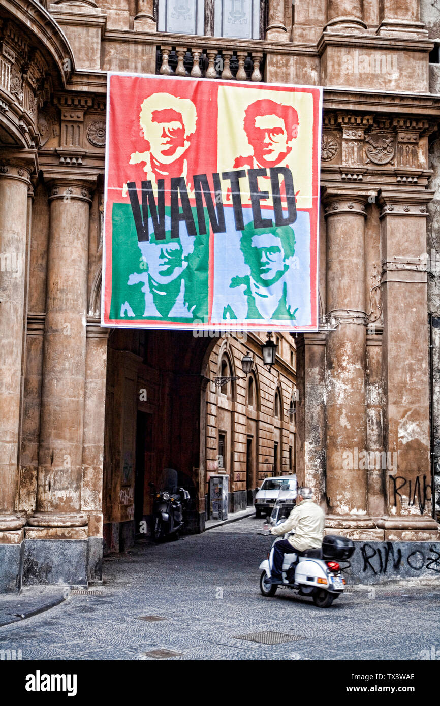 Andy Warhol Style banner con el rostro del jefe de la mafia quería Matteo Messina Denaro colgando de la ventana del Teatro Bellini Foto de stock