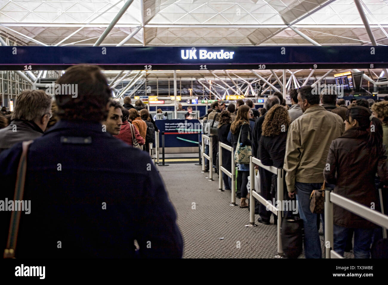 Personas haciendo cola en inmigración UK Border, el aeropuerto de Stansted, Londres, Inglaterra, Europa. Foto de stock