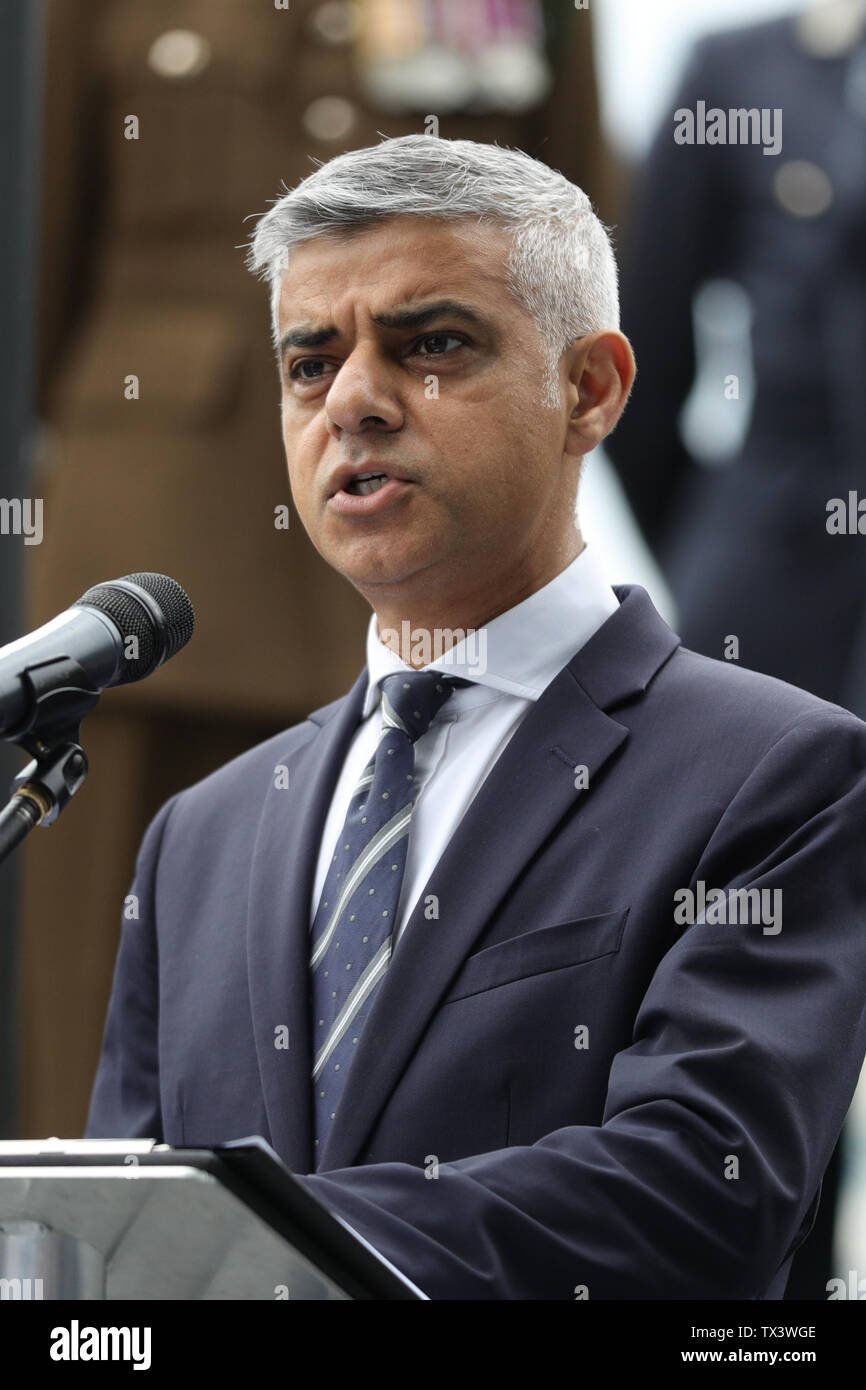 Alcalde de Londres Sadiq Khan, habla durante la ceremonia de izamiento de la bandera en el City Hall, Londres, para mostrar su apoyo a los hombres y mujeres que componen la comunidad de las fuerzas armadas antes de día de las Fuerzas Armadas. Foto de stock