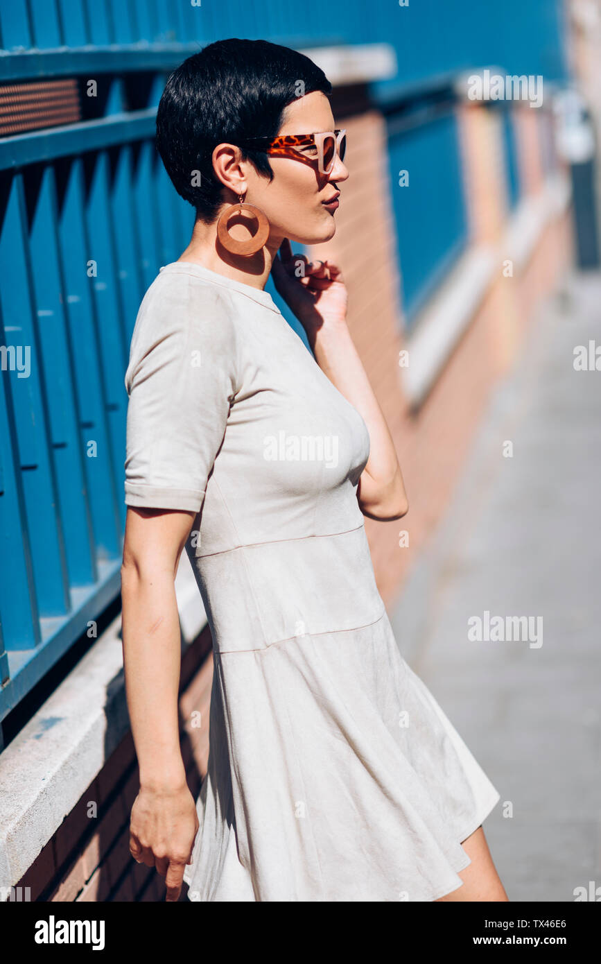 Moda joven vestidos de traje y gafas de sol Fotografía de stock - Alamy