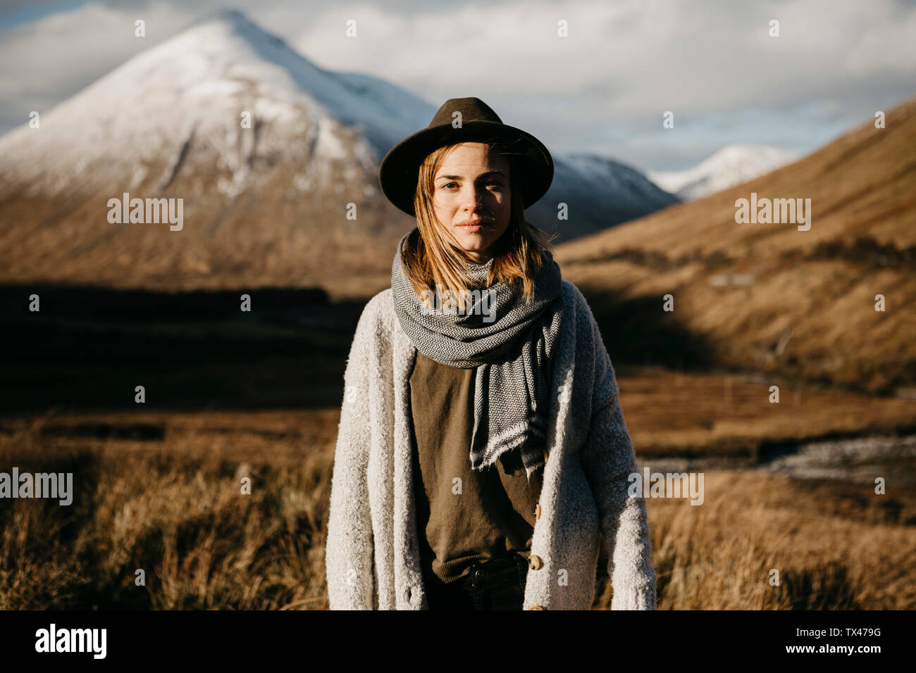 Reino Unido, Escocia, Loch Lomond y los Trossachs National Park, retrato de mujer joven con sombrero en el paisaje rural Foto de stock