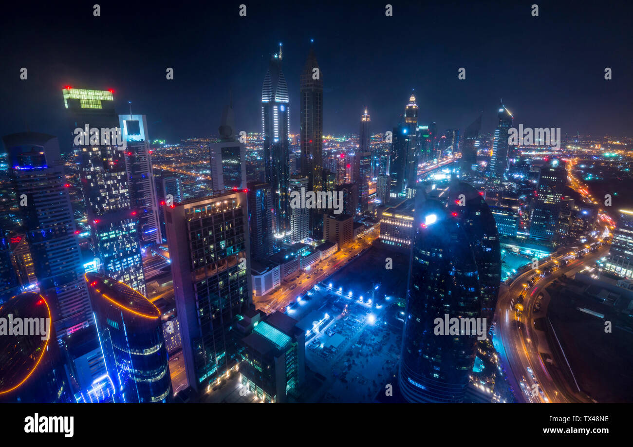 Los Emiratos Árabes Unidos, Dubai, paisaje urbano con la carretera Sheikh Zayed de noche Foto de stock