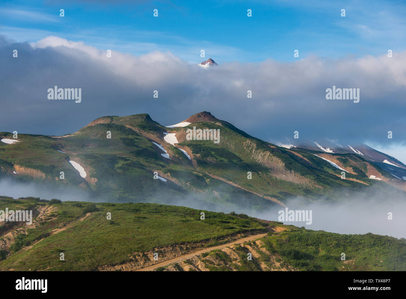 Rusia, Kamchatka, en la parte superior del volcán Vilyuchik mirando a través de una nube Foto de stock
