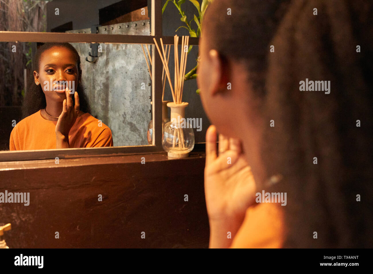 Mujer mirando en el espejo fotografías e imágenes de alta resolución - Alamy