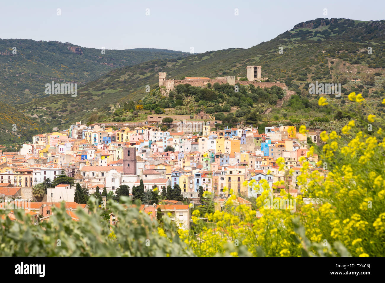 Italia, Cerdeña, Bosa, paisaje urbano con el castillo de Serravalle Foto de stock