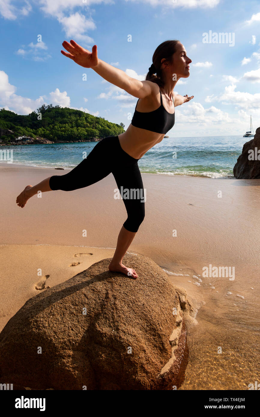 Mujer haciendo yoga en una roca fotografías e imágenes de alta resolución -  Alamy