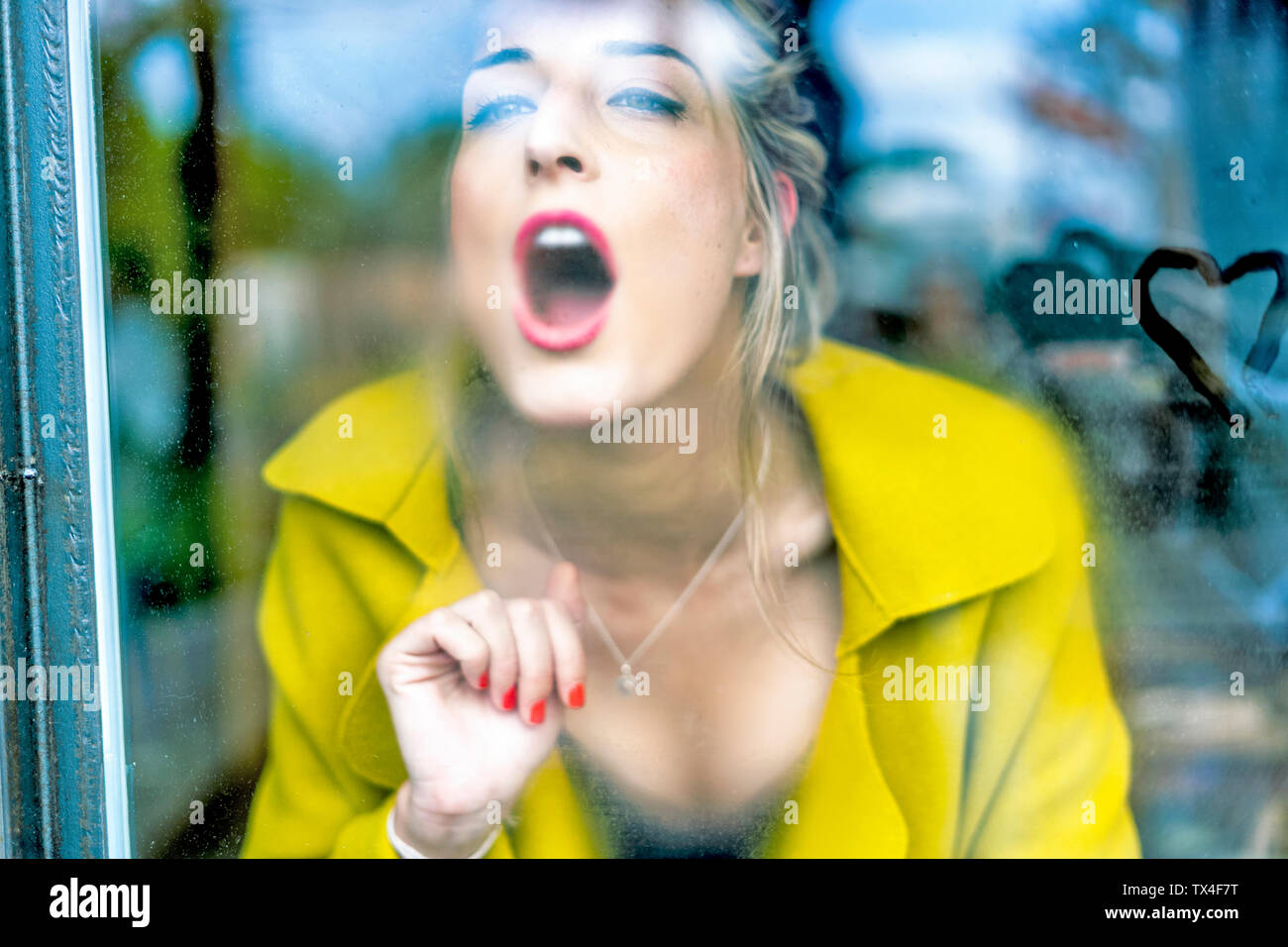 Mujer la respiración en un cristal Foto de stock