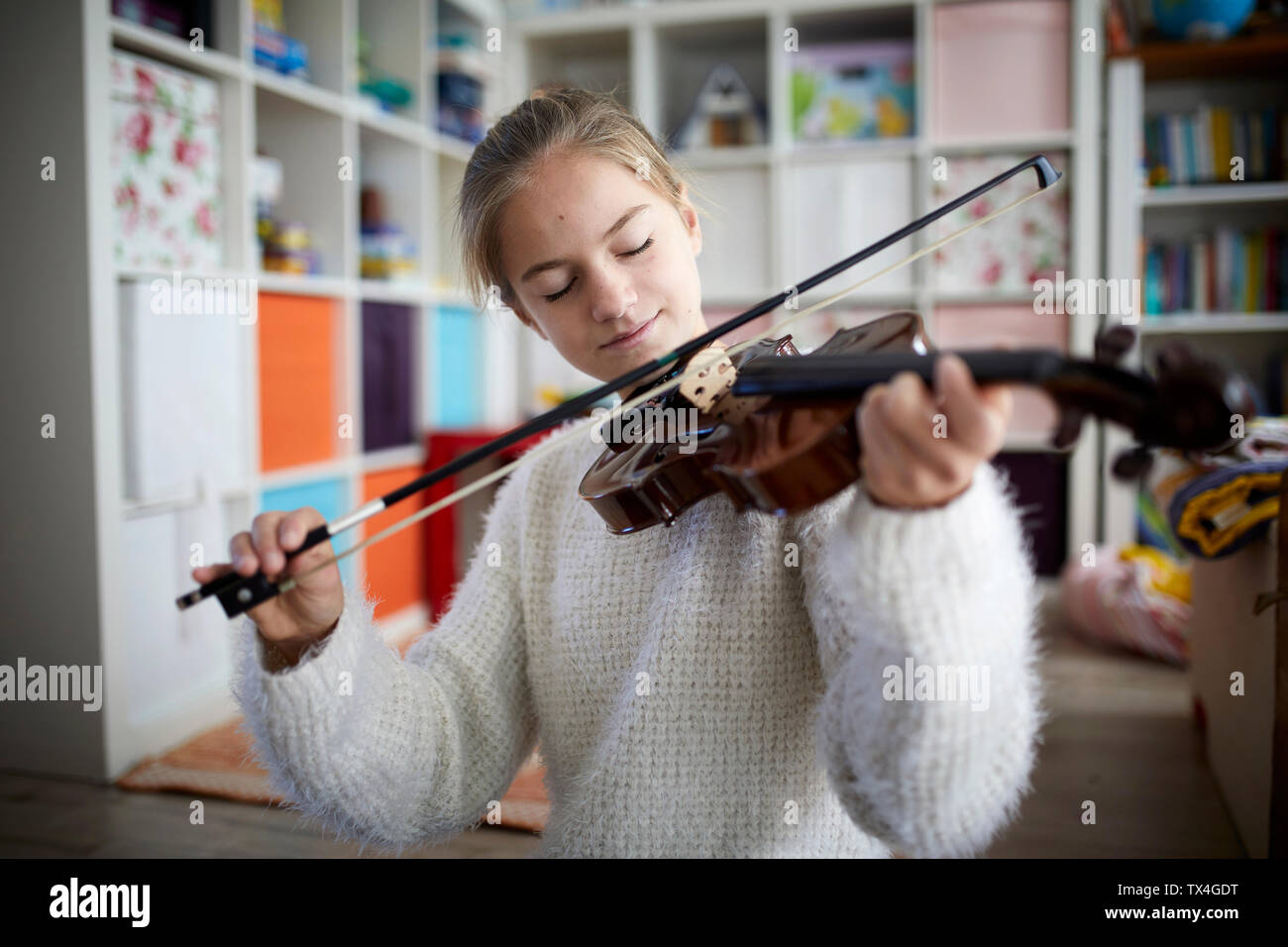 Chica ejercer sobre su violín Foto de stock