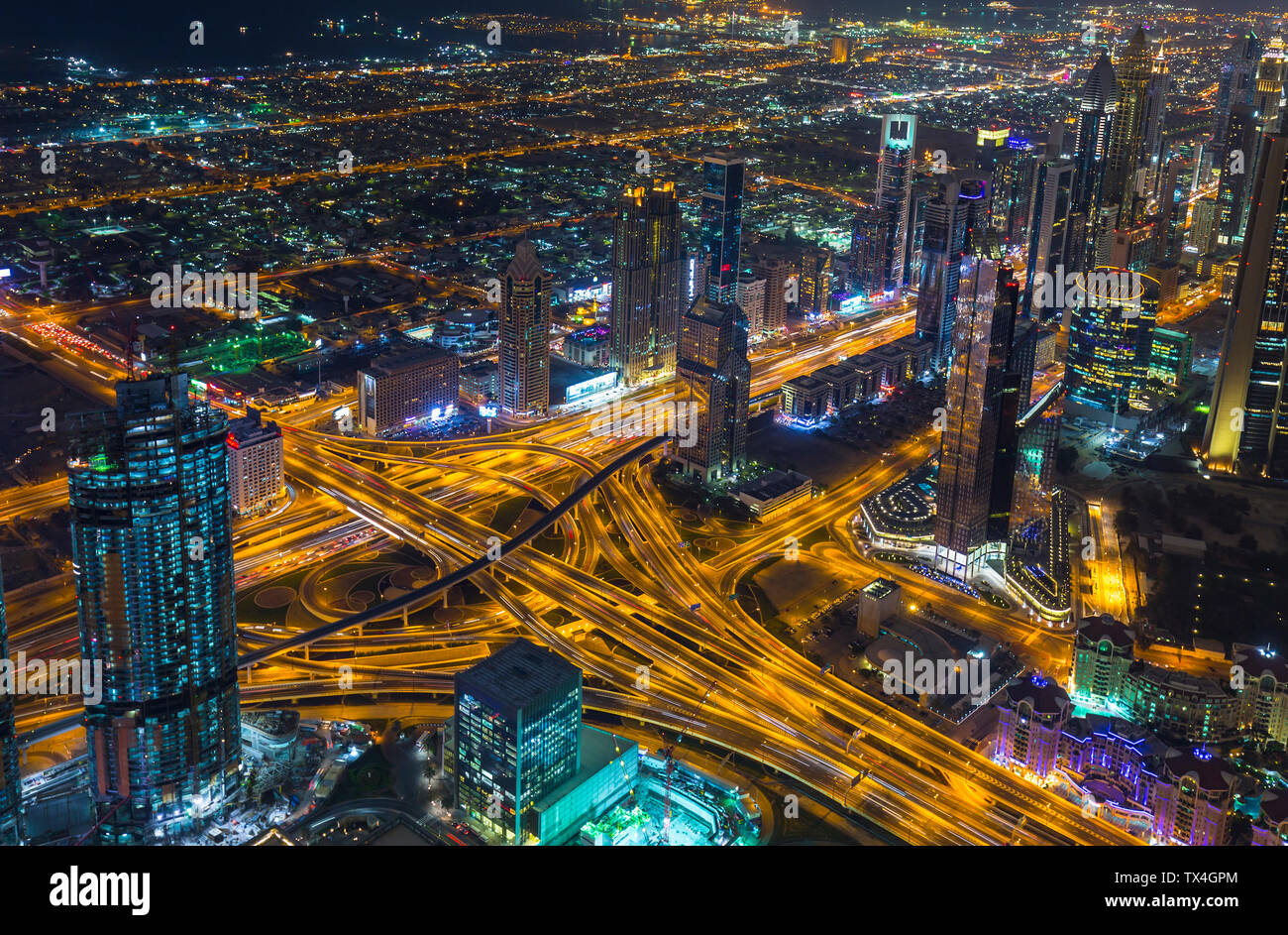 Los Emiratos Árabes Unidos, Dubai, paisaje urbano con la carretera Sheikh Zayed de noche Foto de stock