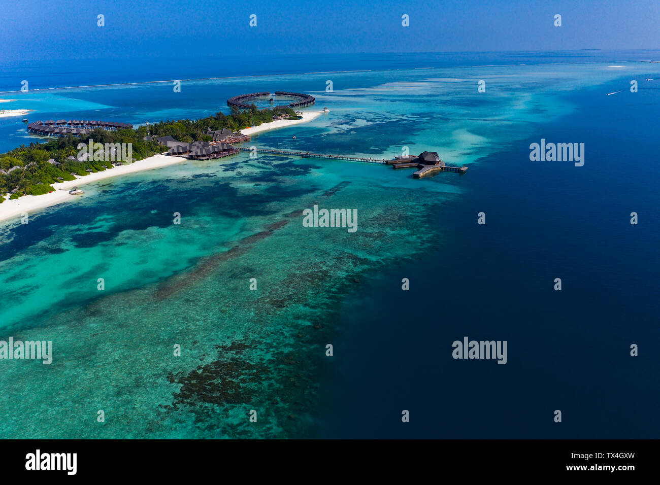 Maledives, South Male Atoll, laguna de Olhuveli con playa de arena y agua, bungalow vista aérea Foto de stock