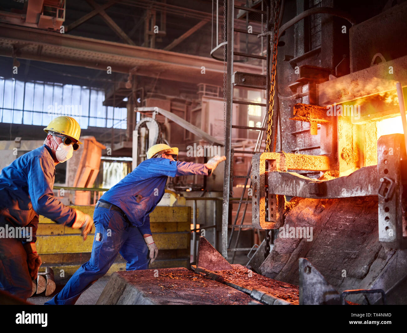 La industria, los trabajadores Smelledery comprobación de alto horno para fracturas Foto de stock