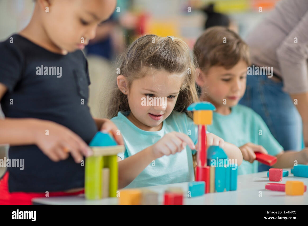 Niños jugando con bloques de construcción en kindergarten. Foto de stock