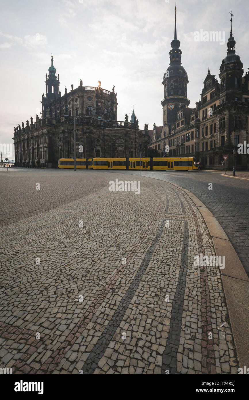 Alemania, en el Estado federado de Sajonia, Dresden, la Plaza del Teatro, el castillo, la Catedral de DRESDEN Dresden contra el sol de la mañana, el tranvía Foto de stock