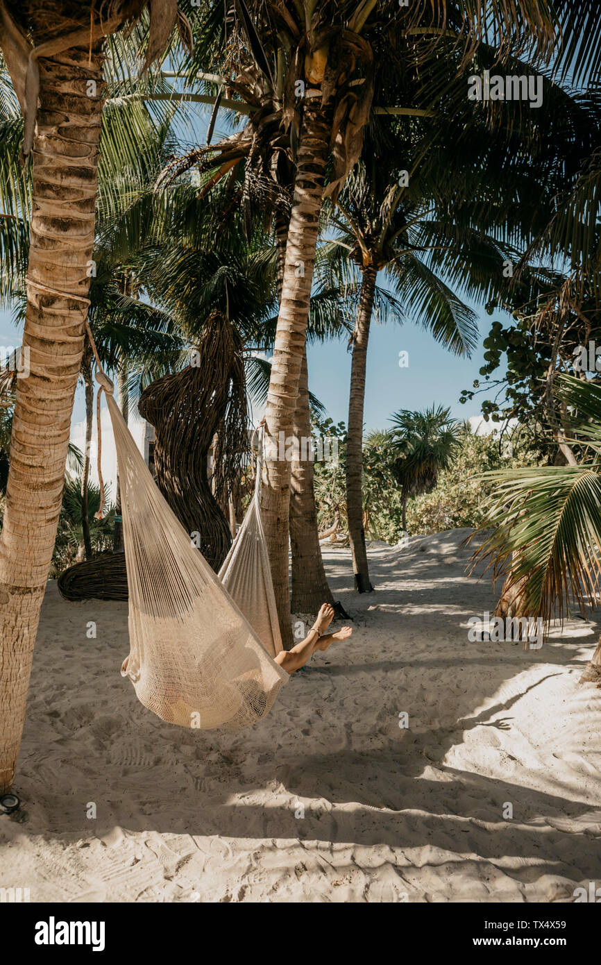 México, Quintana Roo, Tulum, joven tumbado en una hamaca en la playa  Fotografía de stock - Alamy