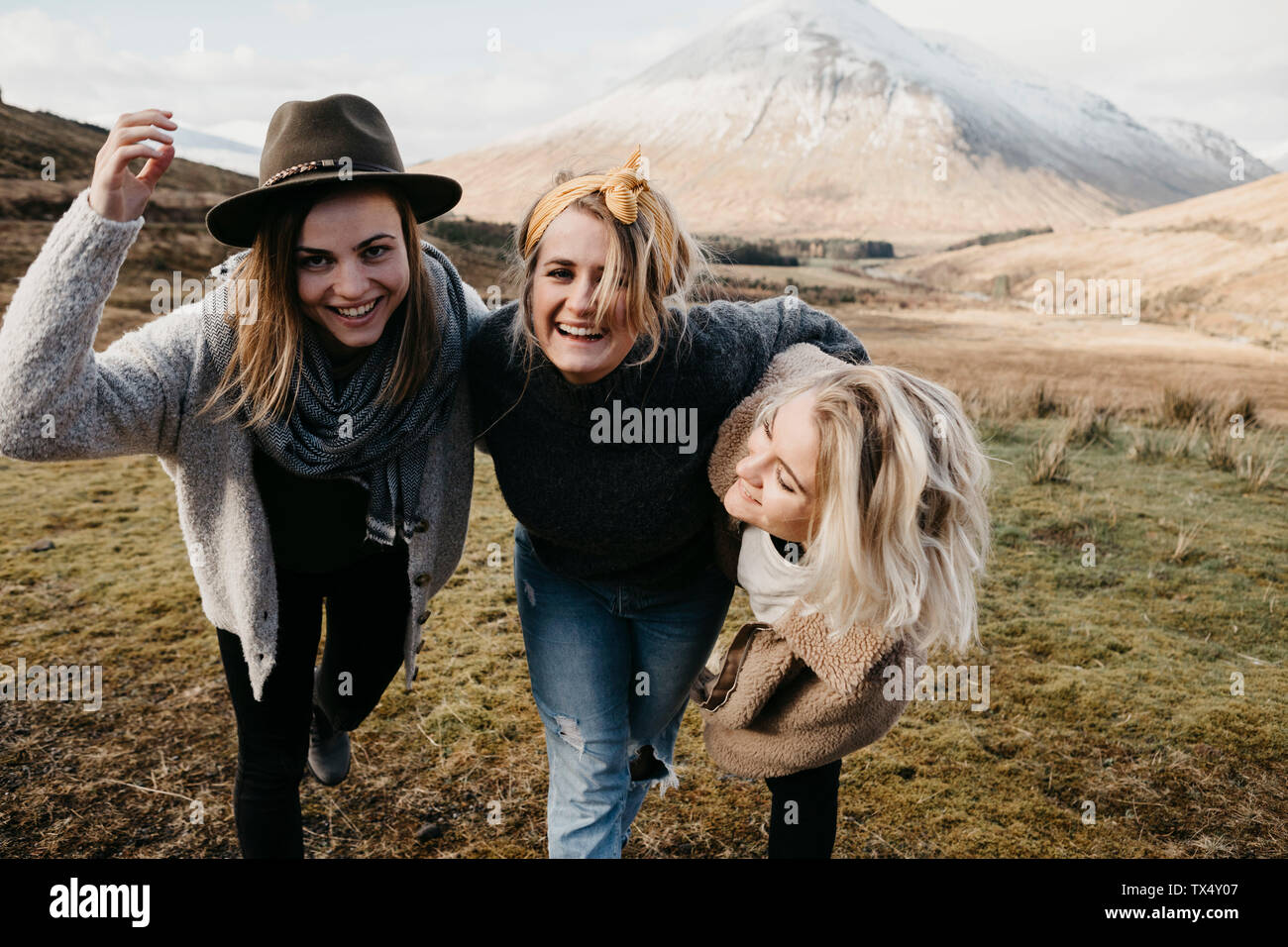 Reino Unido, Escocia, Loch Lomond y los Trossachs National Park, feliz amigas en el paisaje rural Foto de stock
