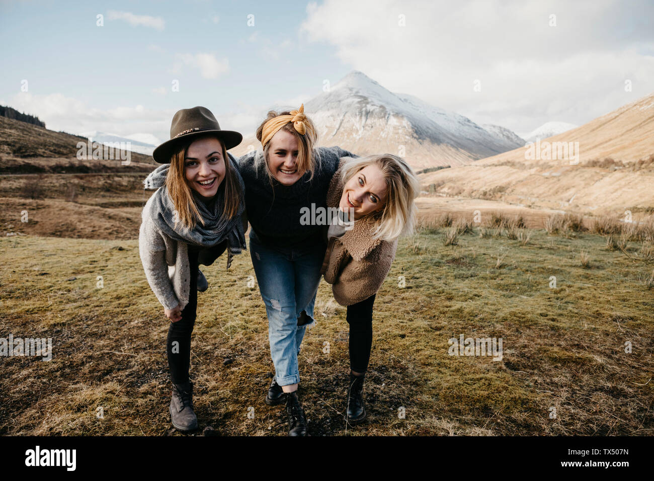 Reino Unido, Escocia, Loch Lomond y los Trossachs National Park, feliz amigas en el paisaje rural Foto de stock