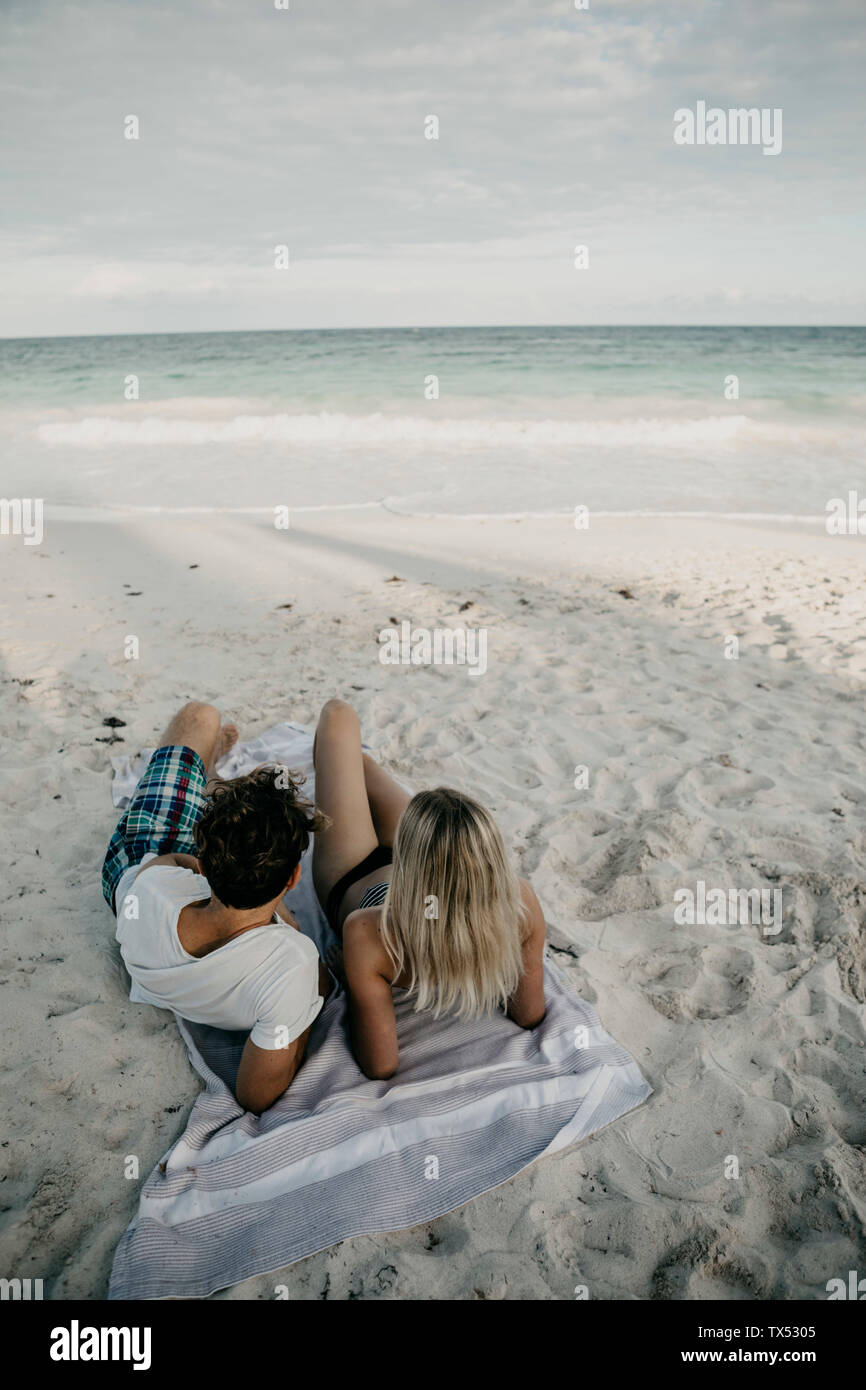 Pareja acostada en la playa fotografías e imágenes de alta resolución - Alamy Pareja acostada en la playa fotografías e imágenes de alta resolución - Alamy