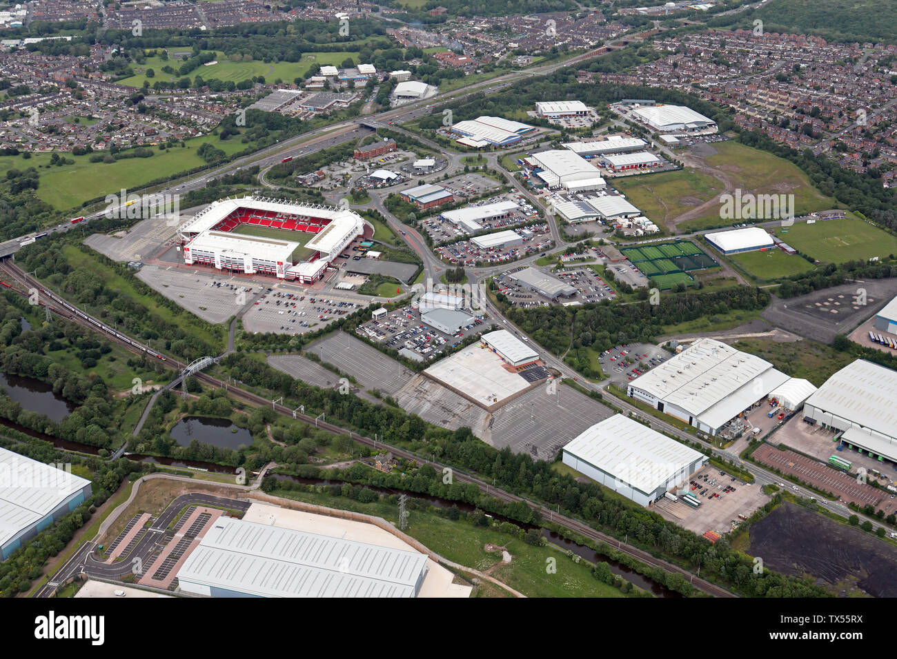 Vista aérea de Stoke mostrando la carretera A50, apuesta 365 de un estadio de fútbol y diversas unidades de negocios e industriales, Staffordshire, REINO UNIDO Foto de stock