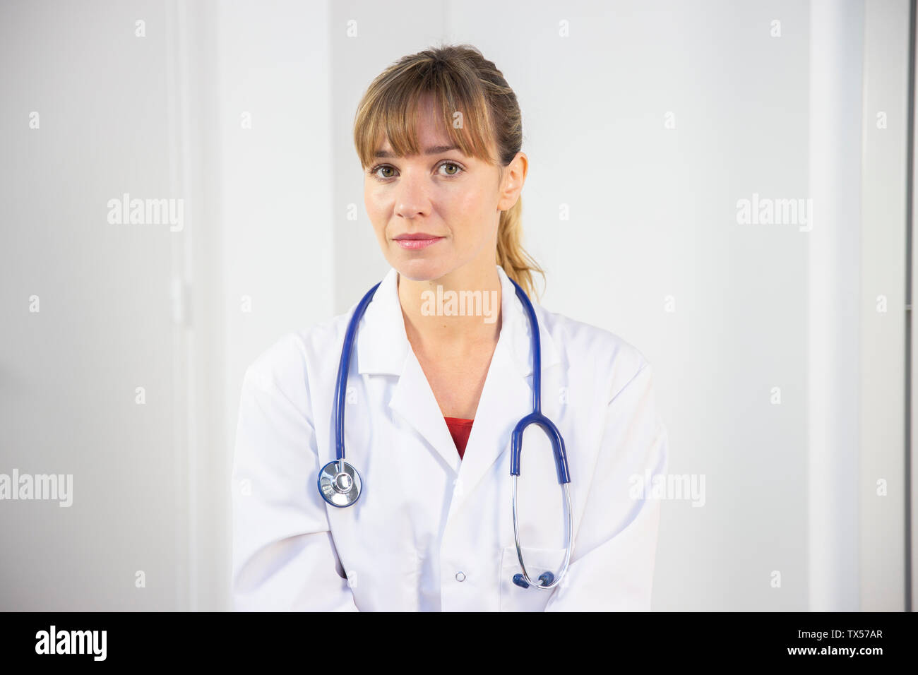 Una doctora en su bata blanca Foto de stock