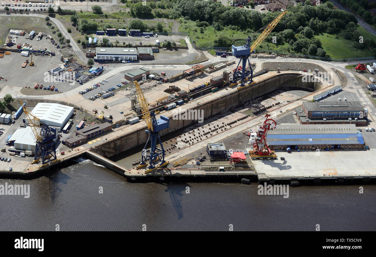 Vista aérea de un gran dique seco para la construcción naval y la reparación de barcos en Hebburn sobre el río Tyne cerca Jarrow Foto de stock
