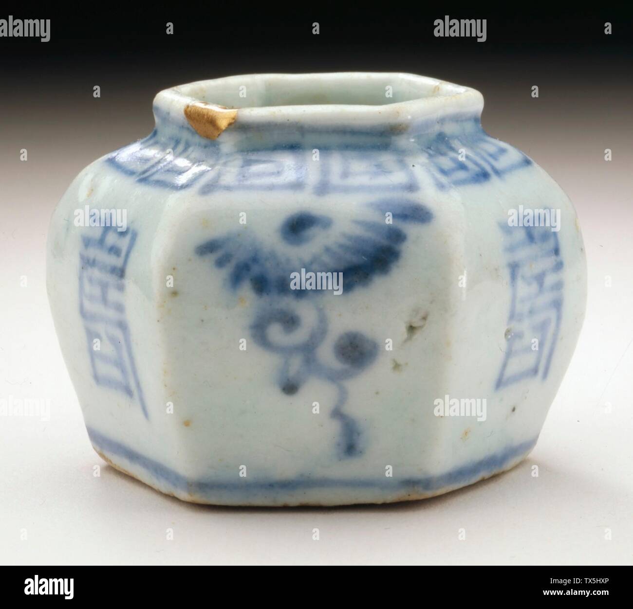 Jarlet hexagonal con Aerosoles florales y Caracteres de longevidad (su); Corea, Corea, dinastía Joseon (1392-1910), Muebles del siglo 18; porcelana moldeada con decoración pintada de azul bajo esmalte transparente 1 1/4 x 1 3/4 pulg. (3.18 x 4.45 cm) Comprado con Museum Funds (M. 2003-0.15.105) Korean Art; fecha del siglo XVIII QS:P571,+1750-00-00T00:00:00Z/7; Foto de stock