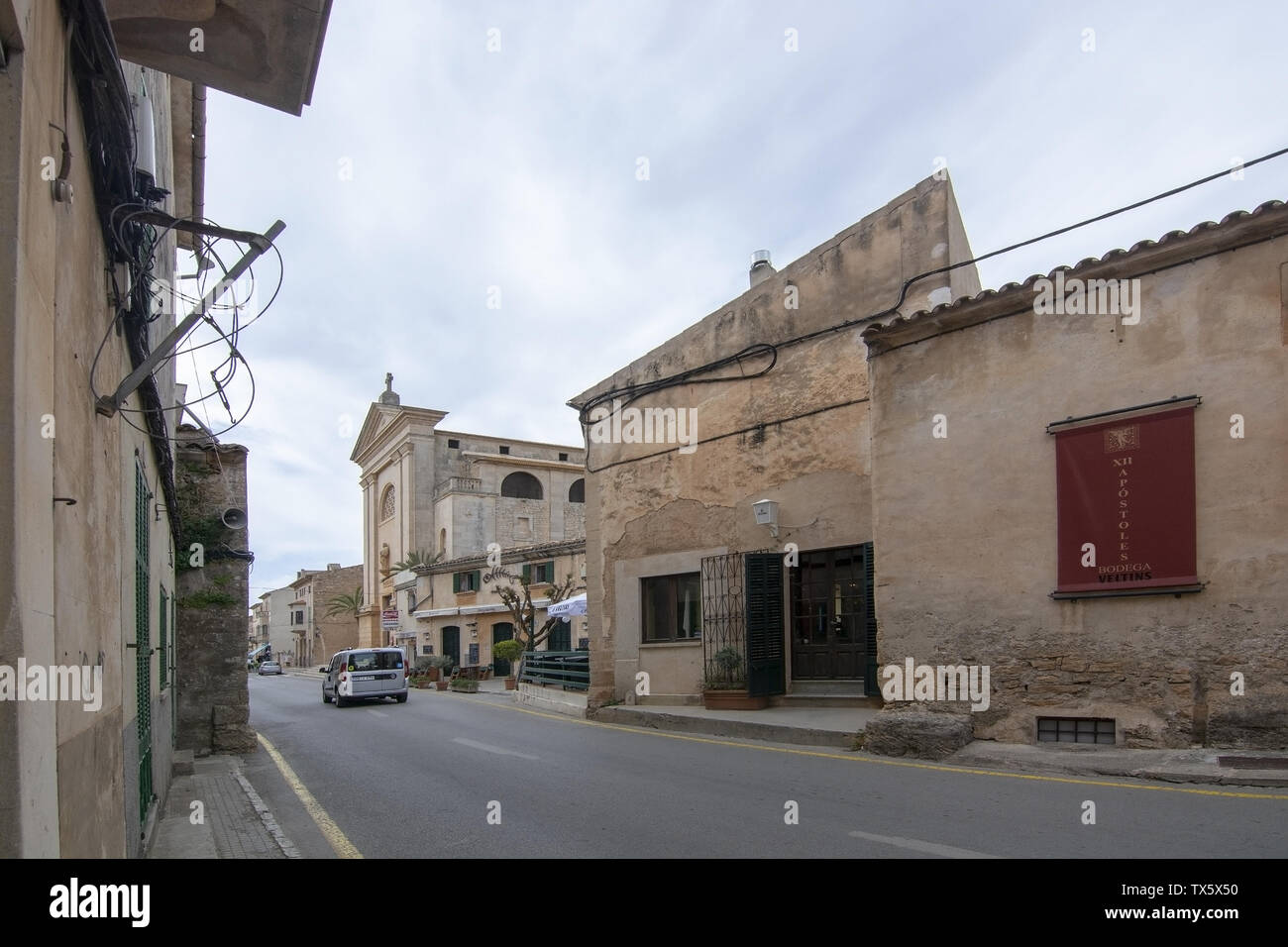 SES SALINES, Mallorca, España - 15 de abril de 2019: vista de la calle en el centro de pueblo en un día nublado en el comienzo de la temporada turística. Foto de stock