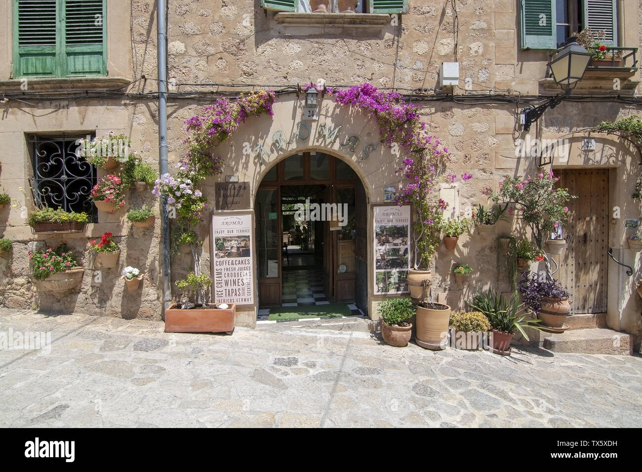 VALLDEMOSSA, Mallorca, España - 20 de junio, 2019: Flor fachada decorada en la pintoresca aldea en un soleado día de junio 20, 2019 en Valldemossa, España. Foto de stock