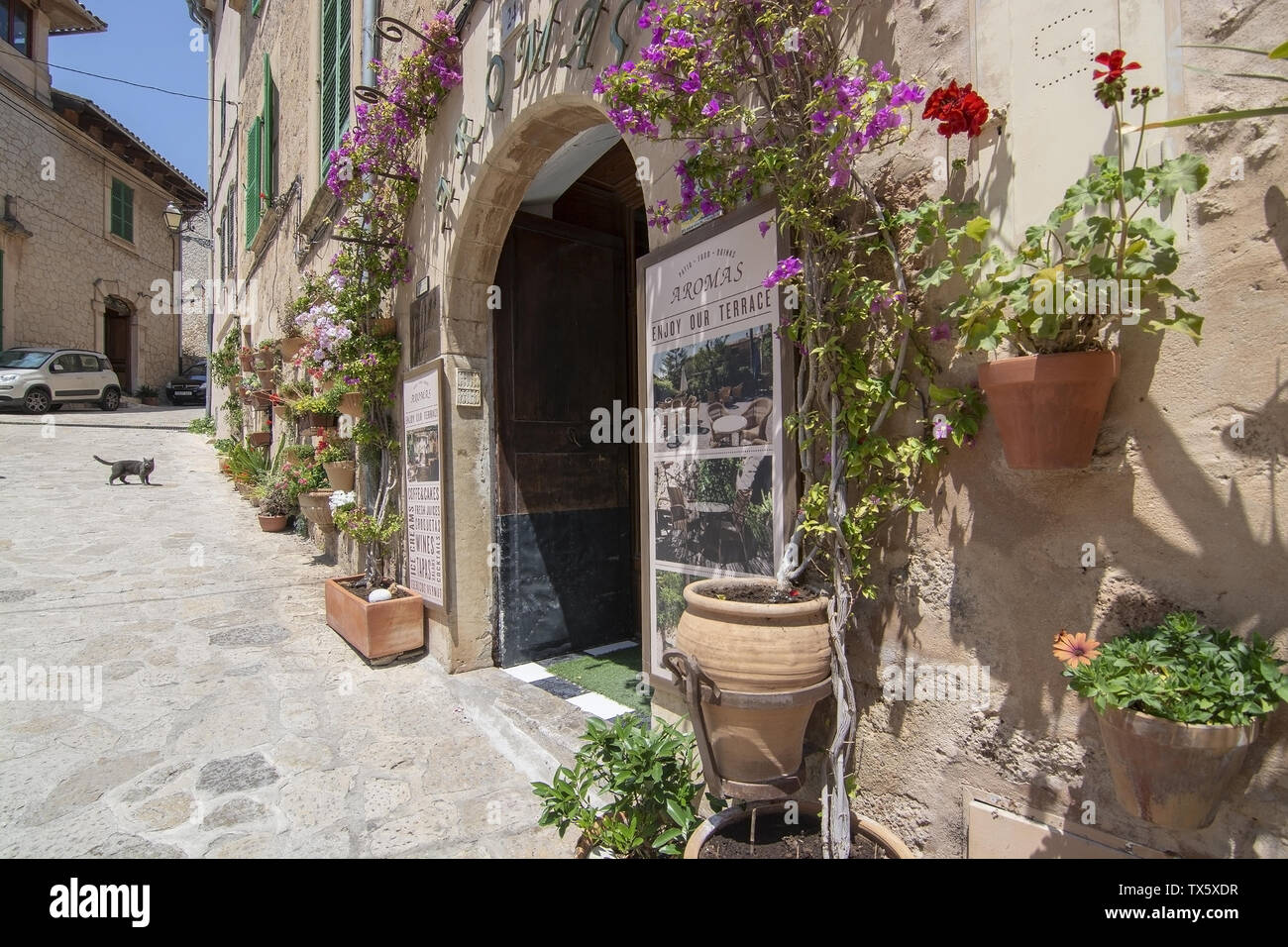 VALLDEMOSSA, Mallorca, España - 20 de junio, 2019: Flor fachada decorada en la pintoresca aldea en un soleado día de junio 20, 2019 en Valldemossa, España. Foto de stock