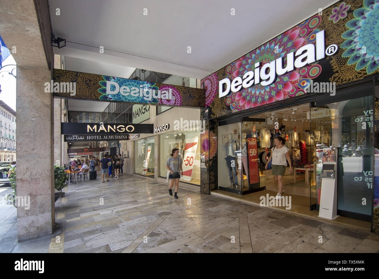 PALMA DE MALLORCA, España - Junio 22, 2019: calle comercial Jaime III con conocidos nombres de marca española Desigual y Mango en un soleado día de junio 22, 201 Foto de stock