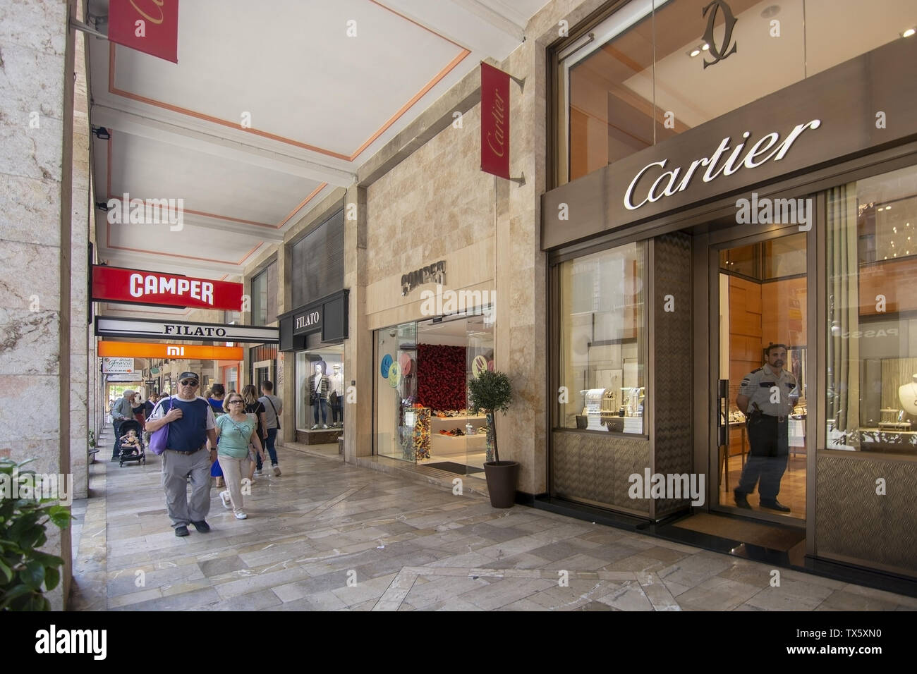 PALMA DE MALLORCA, España - Junio 22, 2019: calle comercial Jaime III con conocidos nombres de marca Camper y Cartier en un soleado día de junio 22, 2019 en Pal Foto de stock