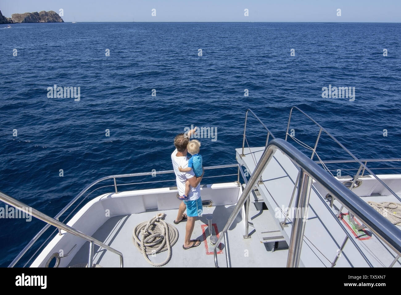MALLORCA, España - Junio 23, 2019: el Padre y el hijo en tourboat tropical con Cruceros Cormoran en un día soleado en el mar el 23 de junio de 2019 en Mallorca, Spai Foto de stock